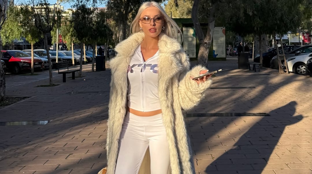 Το chrome manicure της Άννας Θεοδωρίδη για τις γιορτές